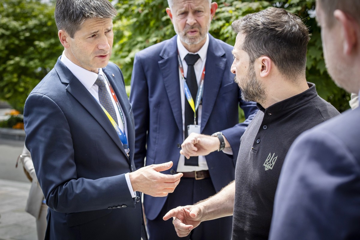Swiss Ambassador Gabriel Luechinger, Head of the Task Force Conference on Peace in Ukraine and Head of the FDFA's International Security Division, left, talks to Ukrainian President Volodymyr Zel ...