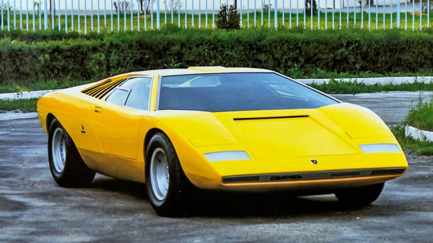 Lamborghini Countach 1971 LP 500 auto design 
https://i1.wp.com/namastecar.com/wp-content/uploads/2021/03/Lamborghini-Countach-LP-500-celebrates-50th-birthday-3.jpeg?ssl=1