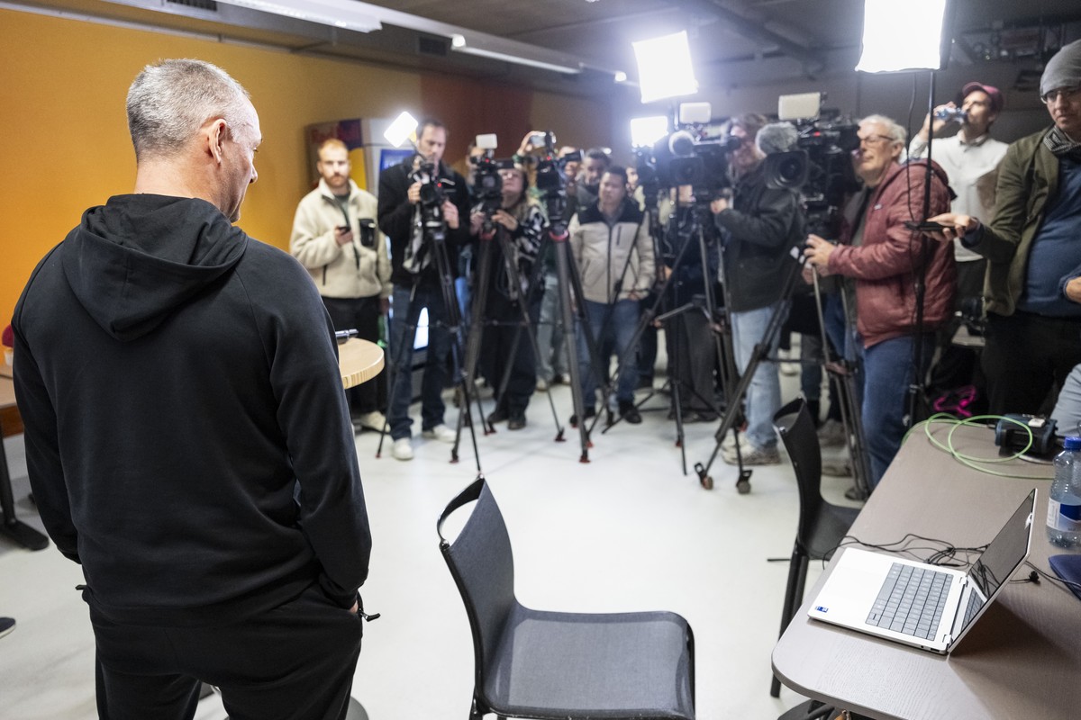 Der neue Head Coach der Schweizer Eishockey Nationalmannschaft, Jan Cadieux, spricht zu den Medien ueber die Abloesung des ehemaligen Nationalcoachs Patrick Fischer, der aufgrund eines gefaelschten Co ...