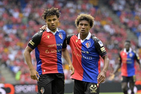 Basels Torschuetze Adriano Onyegbule, links, und Basels Adriano Onyegbule, rechts, freuen sich ueber das 1:3 beim Testspiel zwischen dem FC Basel 1893 und SL Benfica im Stadion St. Jakob-Park in Basel ...