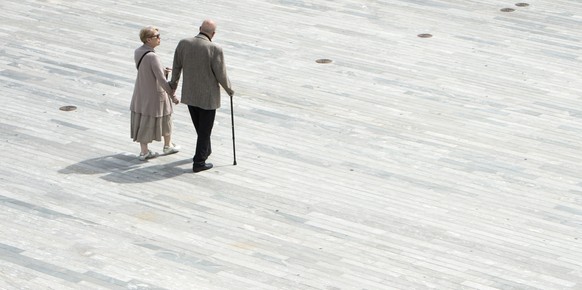 ARCHIV --- ZUM DER VOM BUNDESRAT GEPLANTEN EINSCHRAENKUNG DES PENSIONSKASSEN-VORBEZUGS STELLEN WIR IHNEN FOLGENDE BILDER ZUR VERFUEGUNG --- Ein Rentnerpaar passiert den Sechselaeutenplatz vor der Medi ...