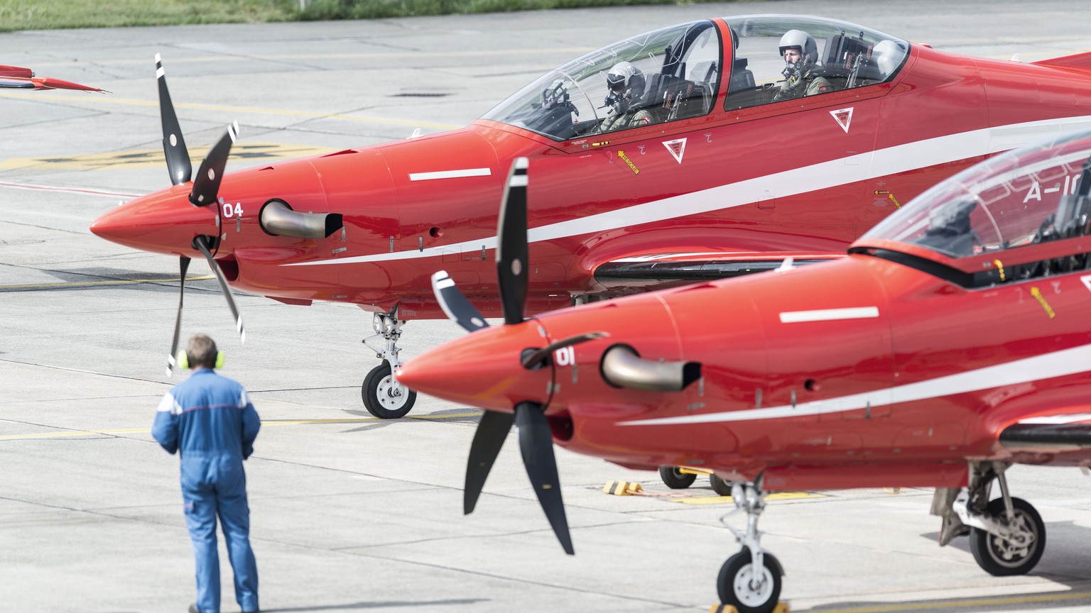 ARCHIVBILD ZU KAUF PC-21 DURCH FRANZOESISCHE LUFTWAFFE -- Pilatus Porter PC21 aircrafts after landing on the military airbase Emmen, pictured on September 6, 2013, in the pilot training school of the  ...