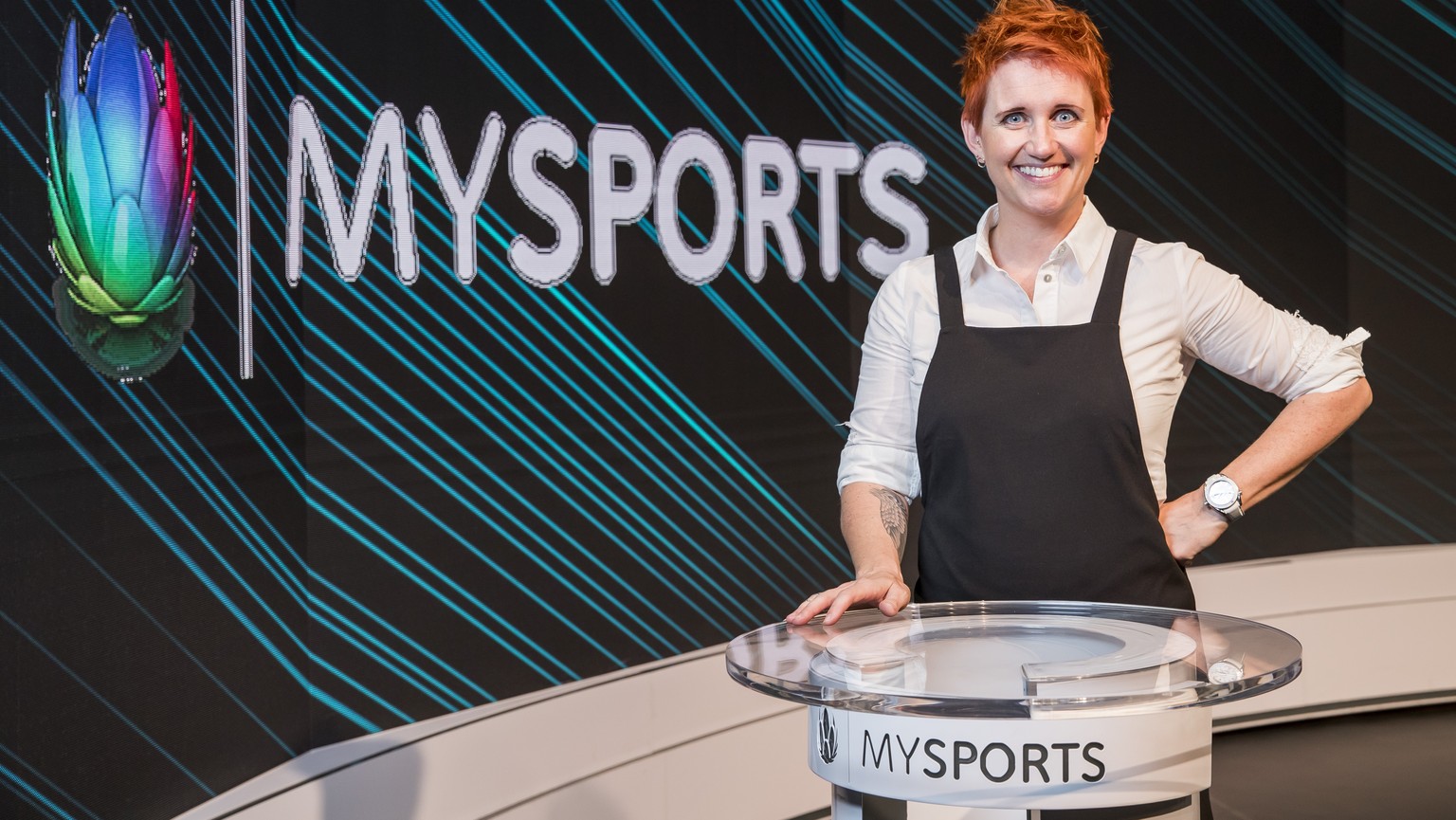 Moderatorin Steffi Buchli posiert im Studio in der Romandie von UPC MySports in Rossens am Mittwoch, 6. September 2017. (KEYSTONE/Christian Merz)