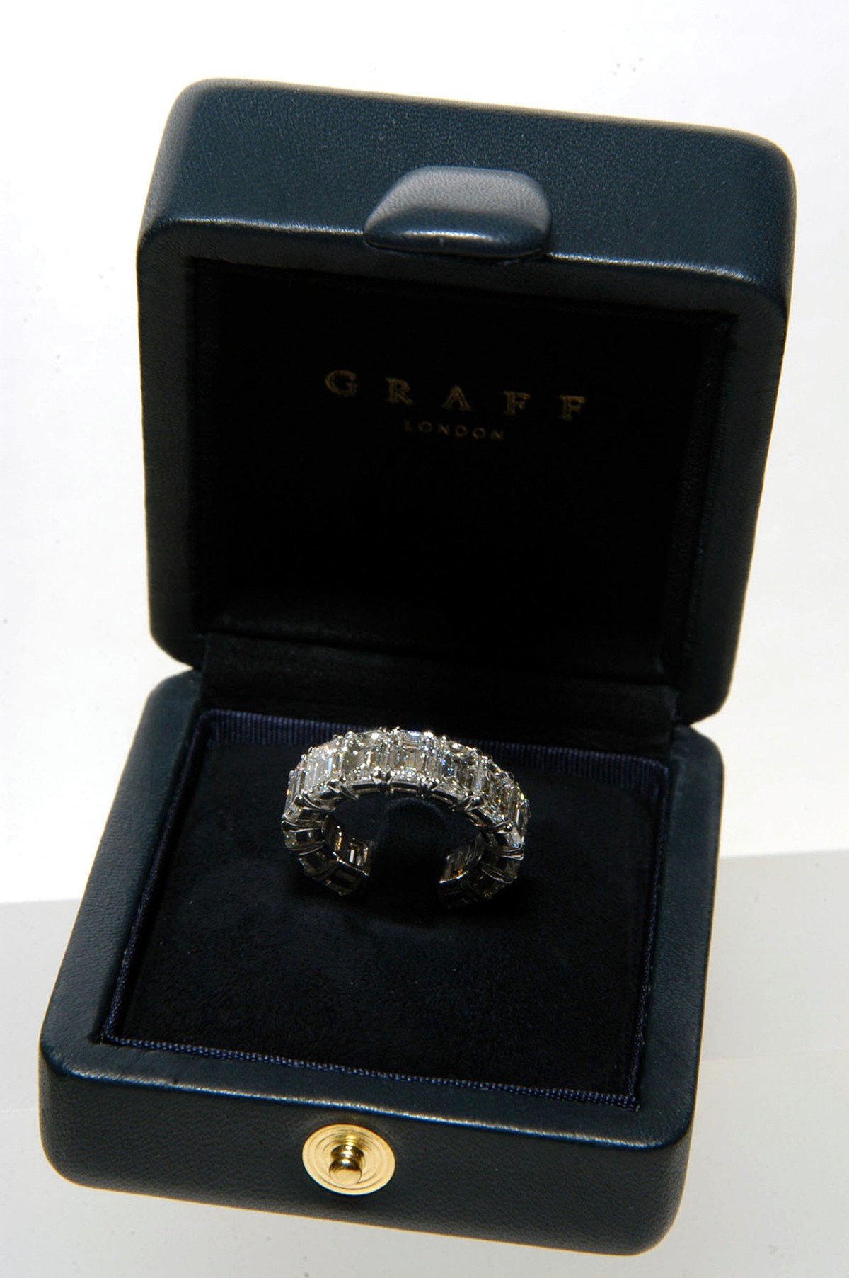 Melania Knauss' wedding band for her marriage to Donald Trump. The ring is white emerald cut diamond in platinum, 13 carats total. ** EXCLUSIVE ** (Photo by Stephen Lovekin/FilmMagic)
