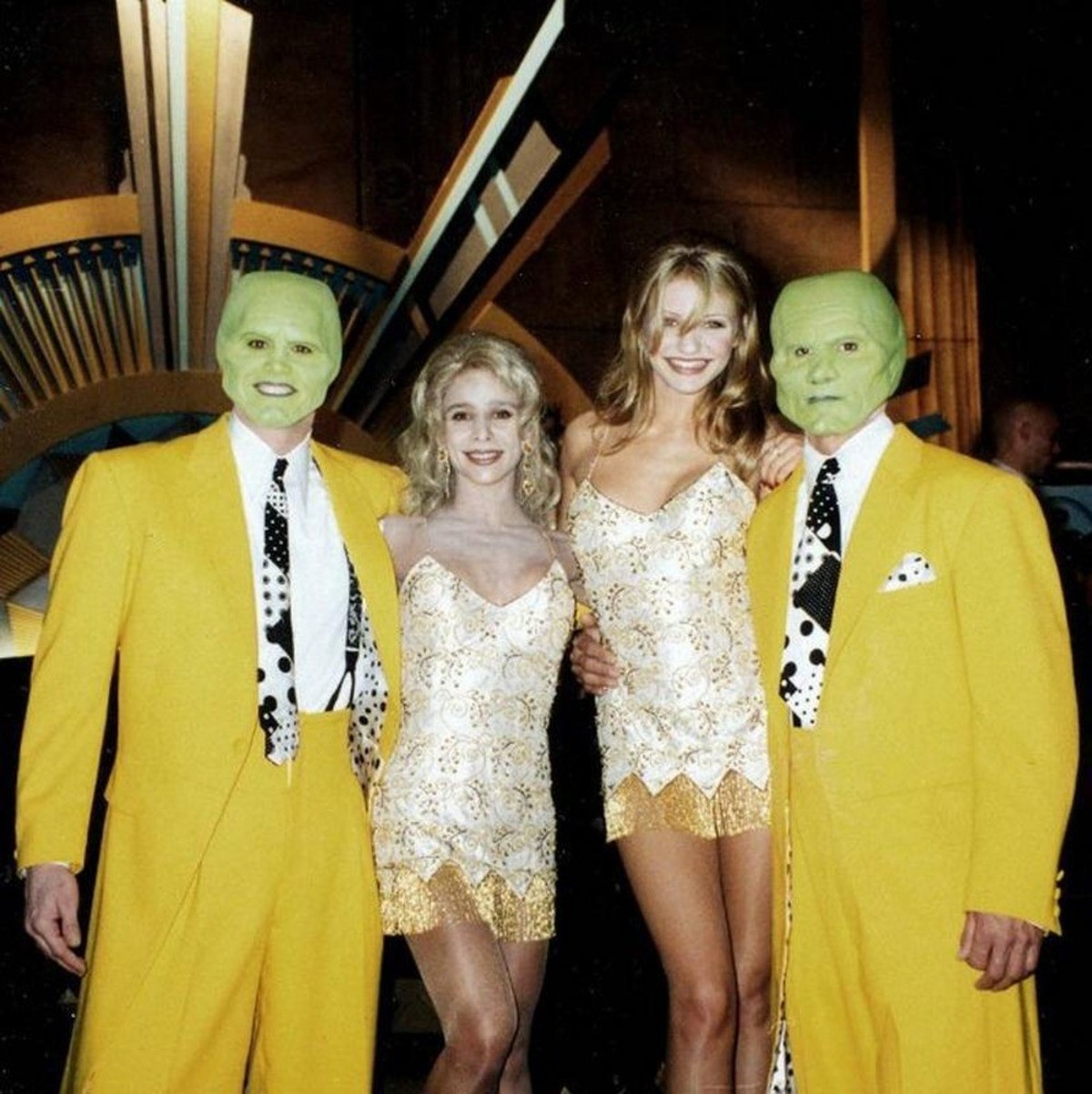 Jim Carrey, Cameron Diaz, and their stunt doubles on the set of 'The Mask'

https://www.facebook.com/FarOutCinema/photos/a.114279106956148/763753055342080/