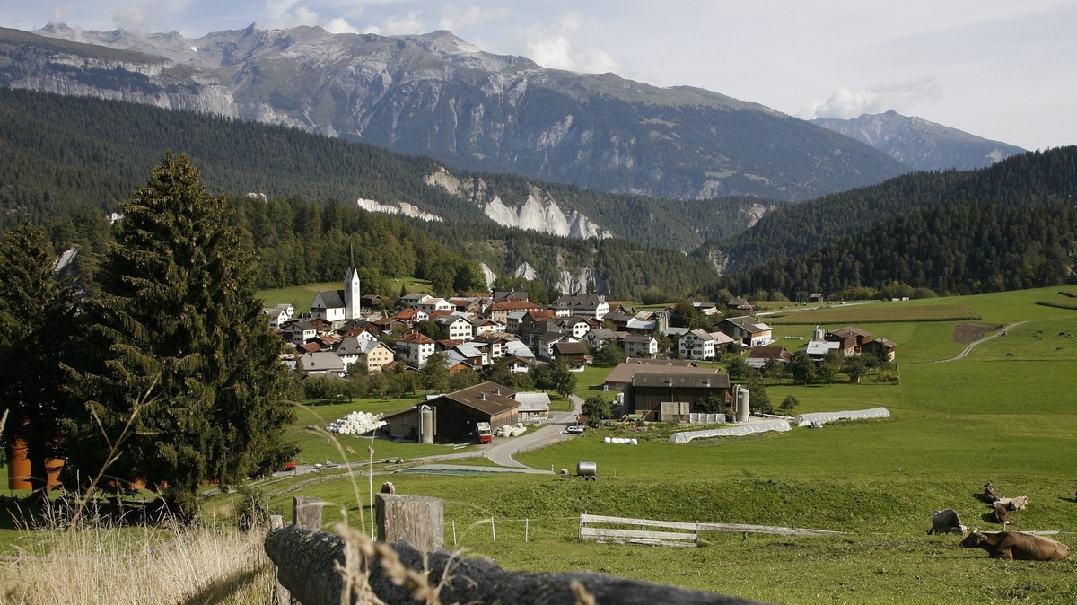 Dorfansicht von Valendas ueber der Rheinschlucht mit Flimserstein, Ringelspitz und Calana, von links, aufgenommen am Donnerstag, 28. September 2006. Der Heimatschutz setzt sich fuer die Erhaltung der  ...
