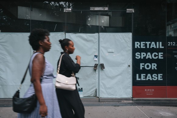 epa11520928 Pedestrians walk past an empty storefront in New York, New York, USA, 02 August 2024. The United States Bureau of Labor Statistics released an &#039;Employment Situation Summary&#039; repo ...