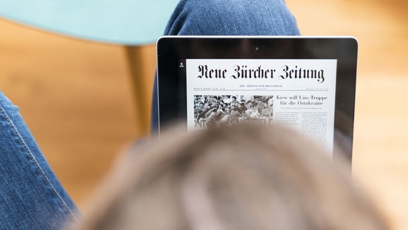 Die Neue Zuercher Zeitung (NZZ) auf dem ipad, aufgenommen am 15. April 2014 in Zuerich. (KEYSTONE/Christian Beutler)