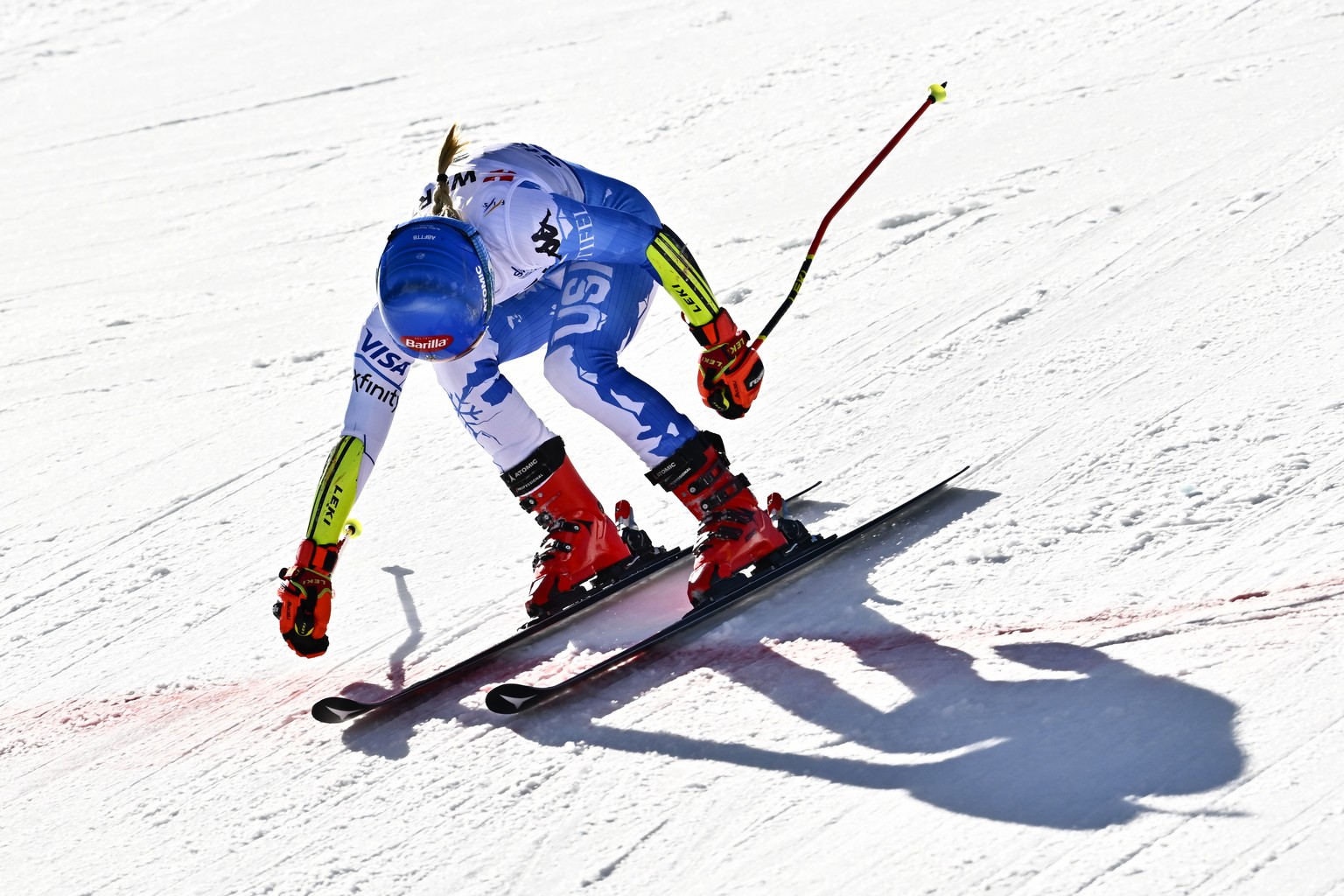 epa10470534 Mikaela Shiffrin of the US celebrates after the 2nd run in the Women&#039;s Giant Slalom event at the FIS Alpine Skiing World Championships in Meribel, France, 16 February 2023. Shiffrin w ...