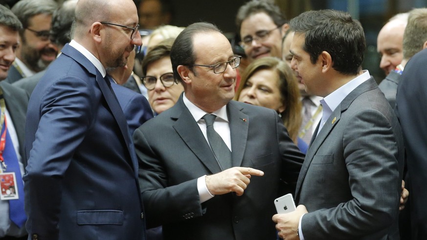 epa05676882 (L-R) Belgium&#039;s Prime Minister Charles Michel, French President Francois Hollande and Greek Prime Minister Alexis Tsipras chat during an European Summit in Brussels, Belgium, 15 Decem ...