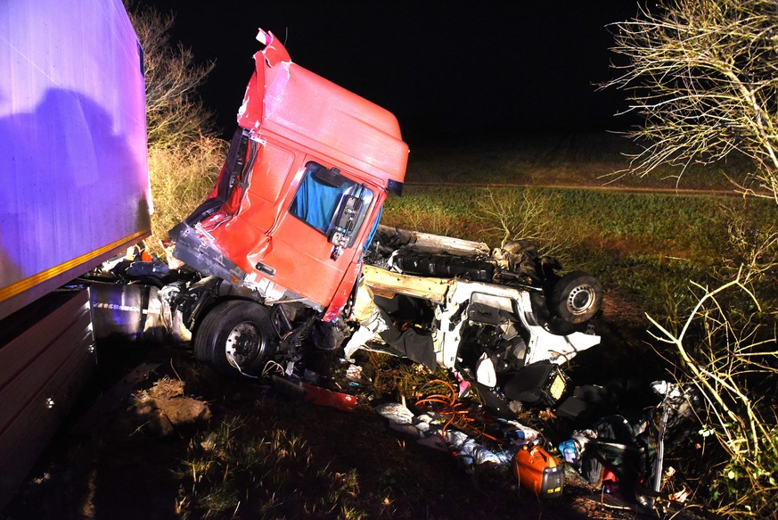 Kurz vor Mitternacht geriet ein Kleinbus auf die Gegenfahrbahn und kollidierte mit einem Lastwagen.