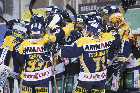 Langenthals Spieler jubeln nach dem fuenften Playoff-Finalspiel der National League B zwischen dem SC Langenthal und dem SC Rapperswil-Jona Lakers, am Freitag, 31. Maerz 2017, in der Eishalle Schoren  ...