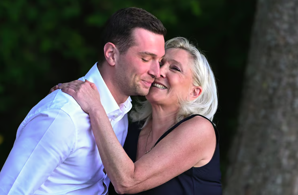 Gegen aussen ein Herz und eine Seele: Marine Le Pen (57) und ihr politischer Ziehsohn Jordan Bardella (30).