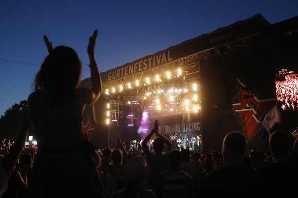 epa04849596 Fans cheer during the performance of German band &#039;Farin Urlaub racing team&#039; at the Gurten music open air festival in Bern, Switzerland, 16 July 2015. EPA/PETER KLAUNZER