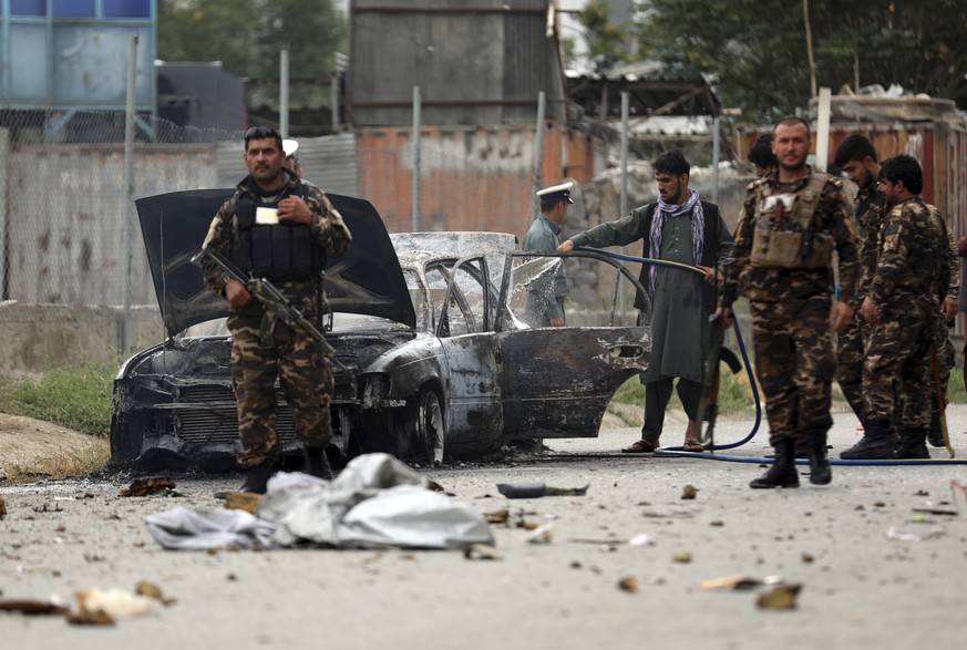 Afghanische Sicherheitskräfte inspizieren ein Fahrzeug nach einem Mörserangriff in Afghanistans Hauptstadt Kabul. 