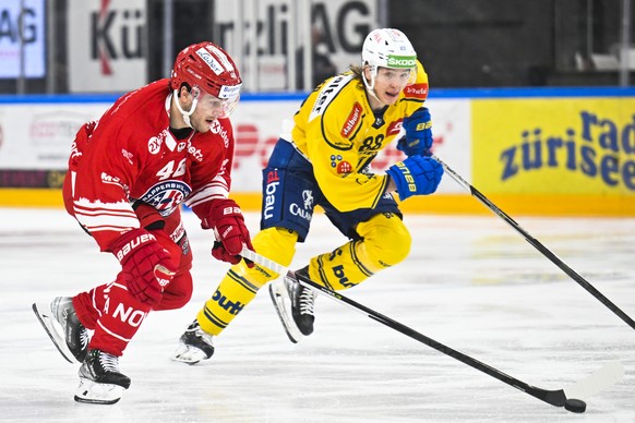 Der Rapperswiler Pontus Aberg, links, gegen Davos&#039; Tim Minder, im Eishockeyspiel der National League zwischen den Rapperswil-Jona Lakers und dem HC Davos, am Freitag, 17. Februar 2023, in der St. ...