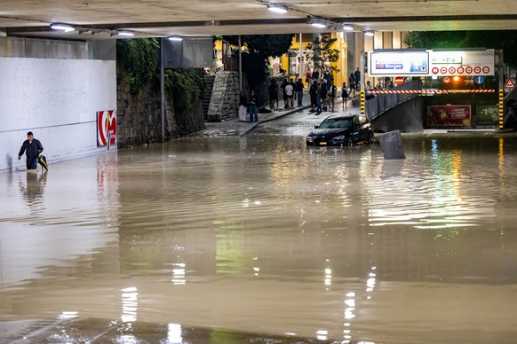 Un vehicule est bloque dans l&#039;eau, dans un tunnel inonde sous la gare CFF, suite a un orage qui a entraine une importante inondation dans le centre ville le mardi 25 juin 2024 a Morges. (KEYSTONE ...