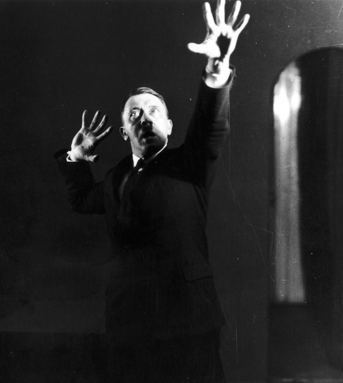 Hier trainiert Hitler grad seine Gestik, während er sich seine eigenen Reden anhört.