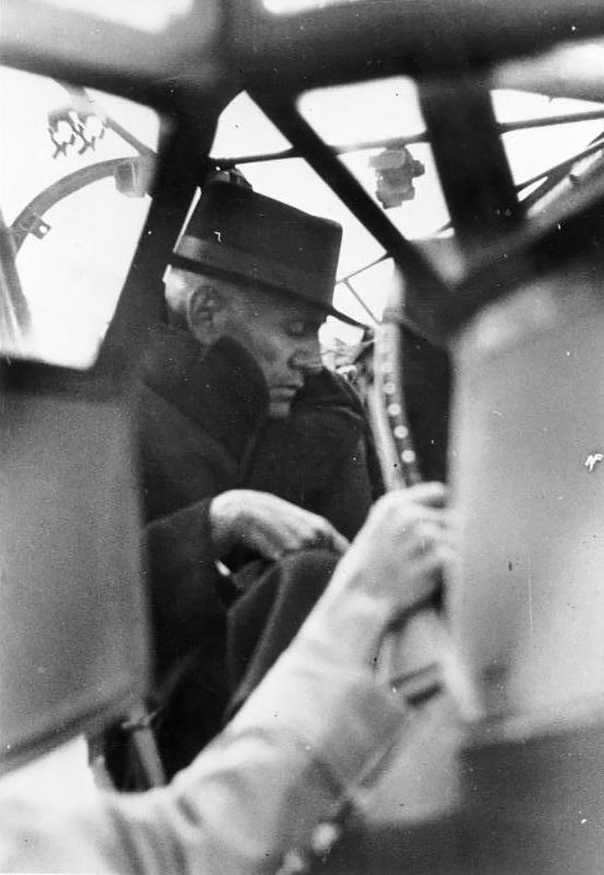 Benito Mussolini im Flugzeug Fieseler Fi 156 Storch. Der gefährliche Flug, bei dem das Flugzeug viel zu überladen war, führte ihn nach Rom und anschliessend nach München zu Adolf Hitler.
https://commo ...