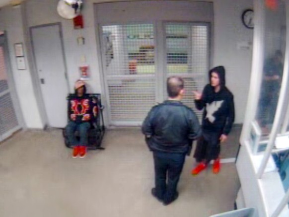 Bei einem Drogentest in einer Polizeistation: Bieber hat grosse Mühe gerade zu gehen.&nbsp;