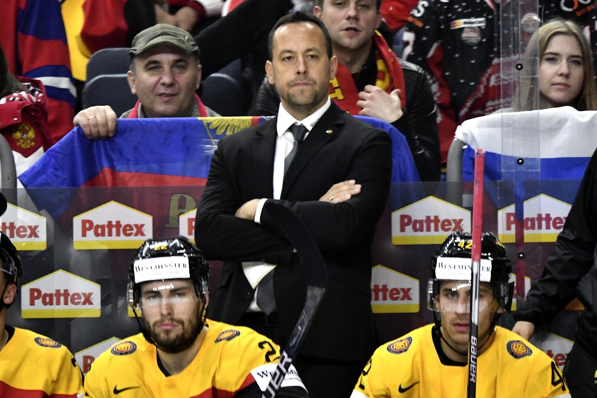 epa05951029 Germany's head coach Marco Sturm during the 2017 IIHF Ice Hockey World Championship group A preliminary round match between Germany and Russia at Lanxess Arena in Cologne, Germany, 08 ...