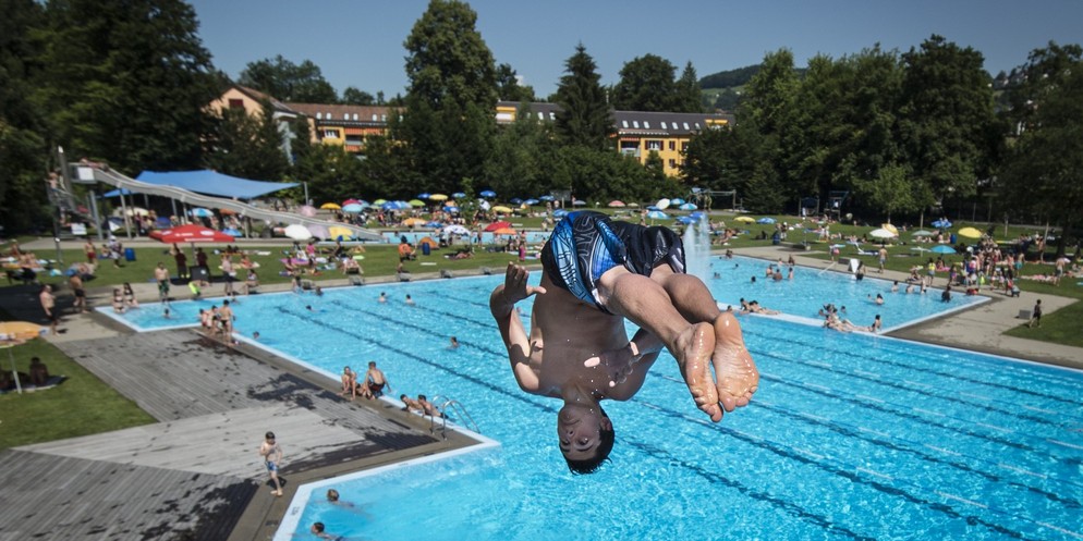 Na, traust du dich schon im Mai ins kalte Badi-Wasser? (Archivbild)