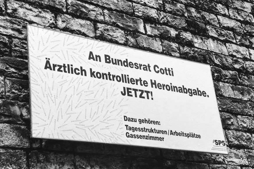 ARCHIVE --- DER BUNDESRAT BESCHLOSS VOR 25 JAHREN AM 13. MAI 1992, HEROIN IN DEN VERSUCHSPLAN DER AERZTLICHEN VERSCHREIBUNG VON BETAEUBUNGSMITTELN EINZUBEZIEHEN. EINE ENTSPRECHENDE VERORDNUNG TRAT AM  ...