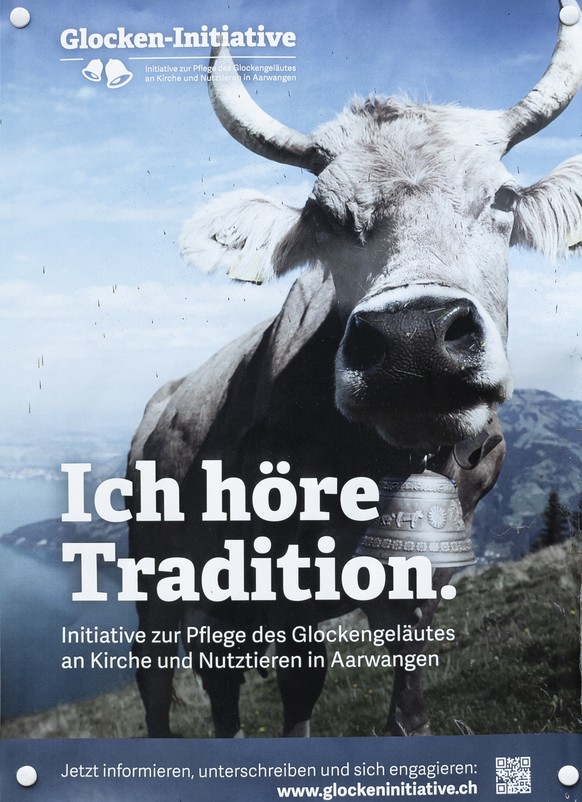 Ein Plakat des Komitees Glocken-Initiative haengt an einer Tuer, am Samstag, 18. November 2023 in Aarwangen. Im Dorf Aarwangen im Kanton Bern debattieren die Einwohner ueber das Verbot von Kuhglocken  ...