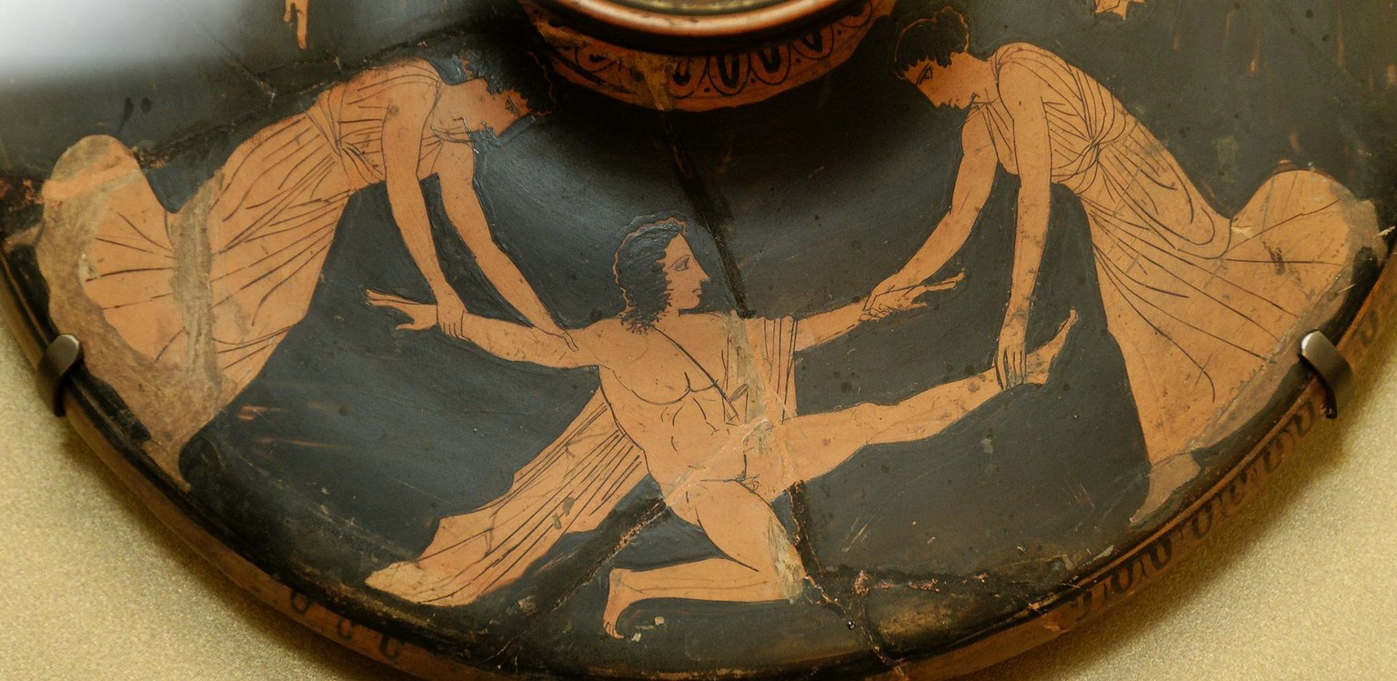 Agave und Ino zerreissen Pentheus. Darstellung auf einer attischen Kosmetikschale, ca. 450-425 v. Chr.