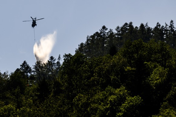 Un helicoptere Super Puma de l'armee, verse de l'eau pour eteindre les foyers dans la foret au-dessus des communes de Bitsch et Ried-Moerel le jeudi 20 juillet 2023 depuis Moerel Filet. Six  ...