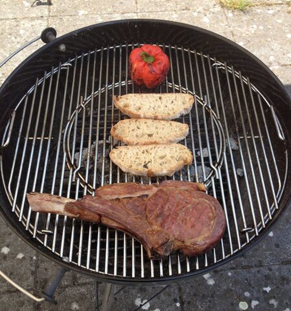 Dreifaltigkeit: Tomahawk mit Brot und Peperoni auf dem Grill.