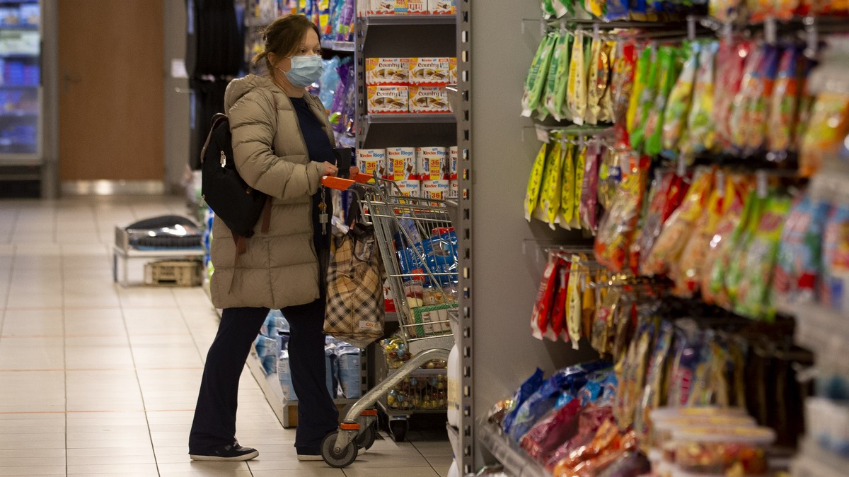 Une information est mis en place dans le supermarche Migros du centre commercial de Migros Balexert afin de canaliser les clients pour respecter les regles l'office federale de la sante publique  ...