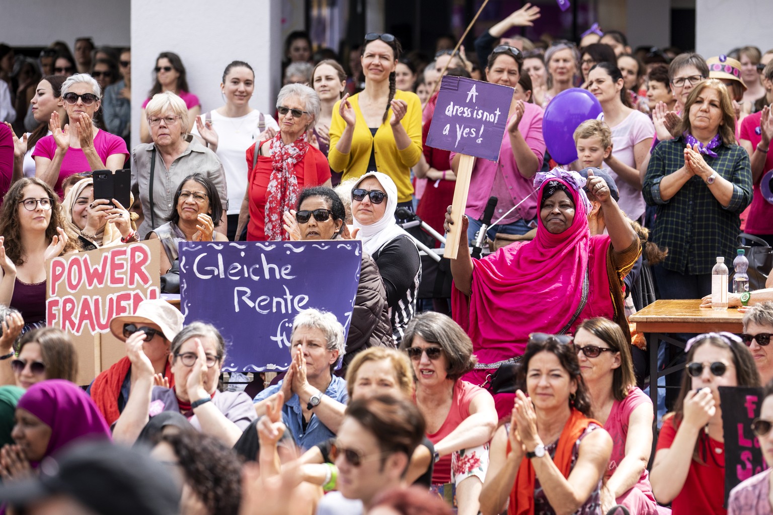 Frauen streiken am nationalen Frauenstreik am Freitag, 14. Juni 2019, in Luzern. Am heutigen Freitag findet in der Schweiz der Frauenstreik statt. Der Kampftag fr die Gleichstellung der Geschlechter  ...