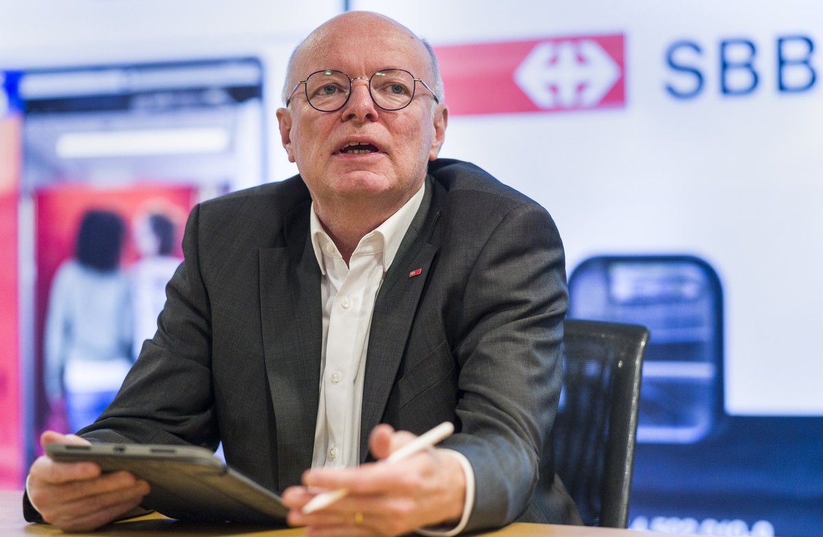 Der neue CEO der Bundesbahnen SBB, Vincent Ducrot, beantwortet an seinem ersten Arbeitstag an einer per Videolink uebertragenen Medienkonferenz Fragen der zugeschalteten Medienleute, am Mittwoch, 1. A ...