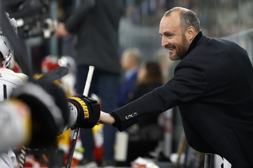 Ajoies Cheftrainer Christian Wohlwend freut sich ueber das Tor zum 3-3 im Eishockey Meisterschaftsspiel der National League zwischen EHC Biel und HC Ajoie, am Freitag, 27. Oktober 2023, in der Tissot  ...