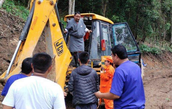 Bhutan: Das Impfteam wandert 6 Stunden und darf mit einem Bagger mitfahren.