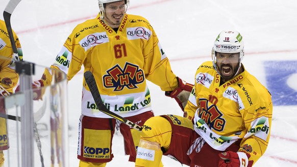 Biels Robbie Earl, rechts, jubelt nach seinem Tor (1-0) mit Biels Michael Huegli, links, im fuenften Eishockey Playoff-Halbfinalspiel der National League zwischen dem SC Bern und dem EHC Biel, am Donn ...