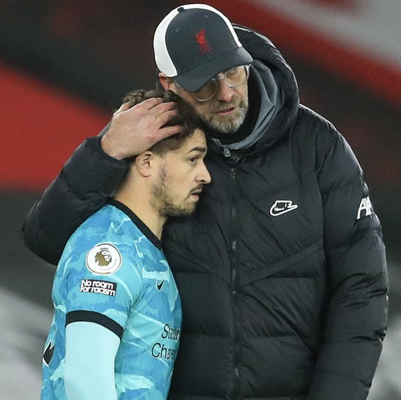 Liverpool&#039;s manager Jurgen Klopp, right, talks with substitute Xherdan Shaqiri as he prepares to join the game during the English Premier League soccer match between Southampton and Liverpool at  ...