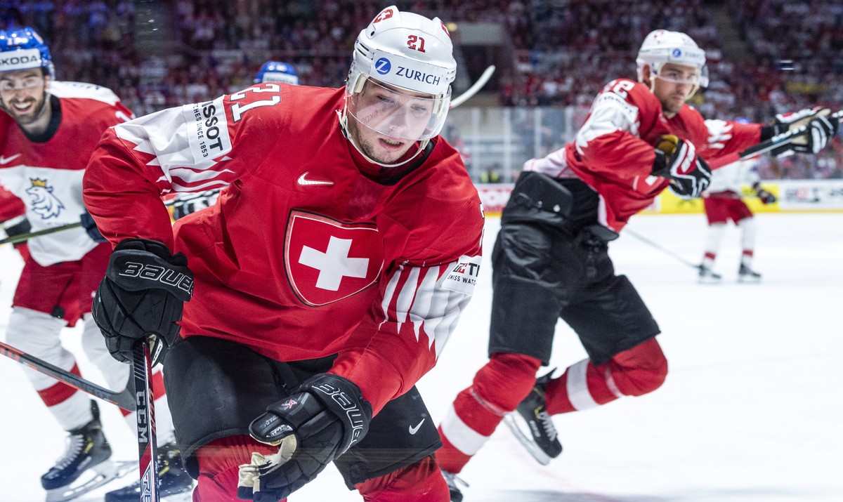 epa07589098 Switzerland's Kevin Fiala (C) in action during the IIHF World Championship group B ice hockey match between the Czech Republic and Switzerland at the Ondrej Nepela Arena in Bratislava ...