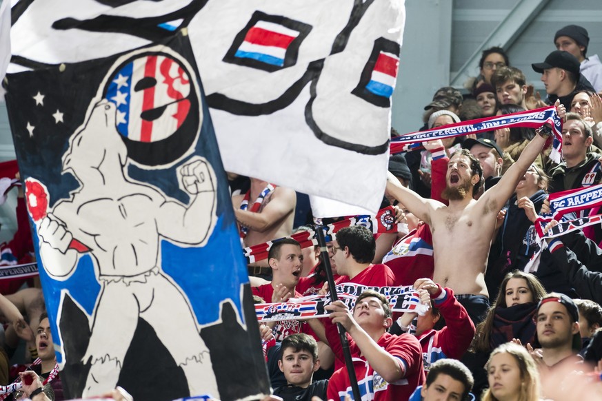 Fans von Rapperswil feiern den Sieg nach dem Cup 1/4-Final zwischen den SC Rapperswil-Jona Lakers und dem EV Zug am Dienstag, den 21. November 2017 in der St. Galler Kantonalbank Arena in Rapperswil.  ...