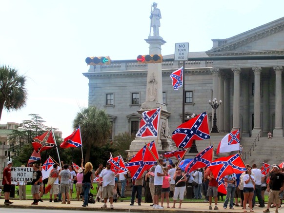 Nach dem Vorfall demonstrierten einige dutzend Menschen für den Erhalt der Konföderierten-Flagge.