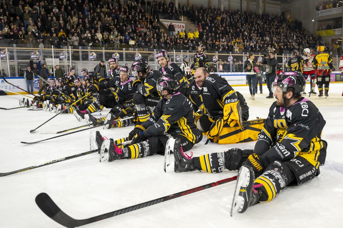 KEYPIX - Ajoies Spieler setzen sich auf dem Eis vor die Fans nach dem gewonnenen fuenften Spiel der League Qualification der Eishockey National League zwischen dem HC Ajoie und dem EHC Visp in der Rai ...