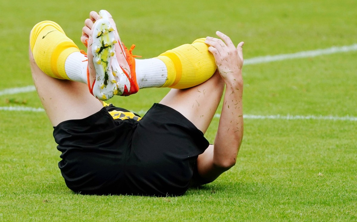Anton Geisser 02.07.2024 Saanen Schweiz. Testspiel Fussball Herren FC Neuchatel Xamax - BSC Young Boys . Bild :Lewin Blum YB verletzt am Boden Aktion Einzelbild *** Anton Geisser 02 07 2024 Saanen Swi ...
