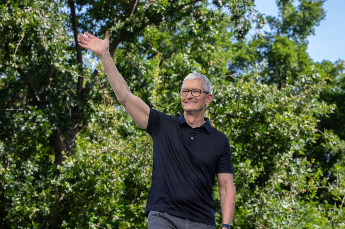 epa13025013 Tim Cook, CEO of Apple, speaks on stage during the Apple WWDC26 at Apple Park in Cupertino, California, USA, 08 June 2026. EPA/LIPO CHING