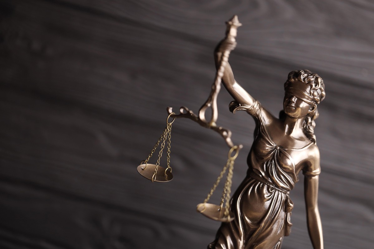 Justitia, die Göttin der Gerechtigkeit, soll unabhängig und gerecht entscheiden – ohne dass sie die Person sieht, über die ein Urteil gefällt wird.