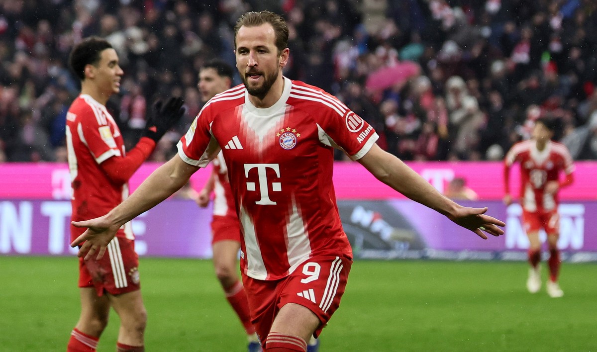 epa12765256 Harry Kane of Munich celebrates after scoring the 3-0 lead goal during the German Bundesliga soccer match between FC Bayern Munich and Eintracht Frankfurt in Munich, Germany, 21 February 2 ...