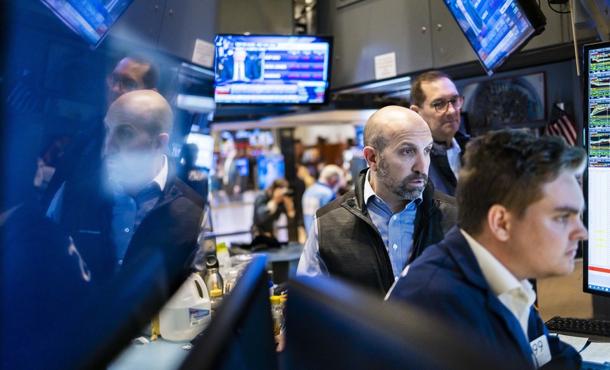 epa09930338 Traders work on the floor of the New York Stock Exchange in New York, New York, USA, 06 May 2022. The Dow Jones industrial average was down again in morning trading after losing over 1000  ...