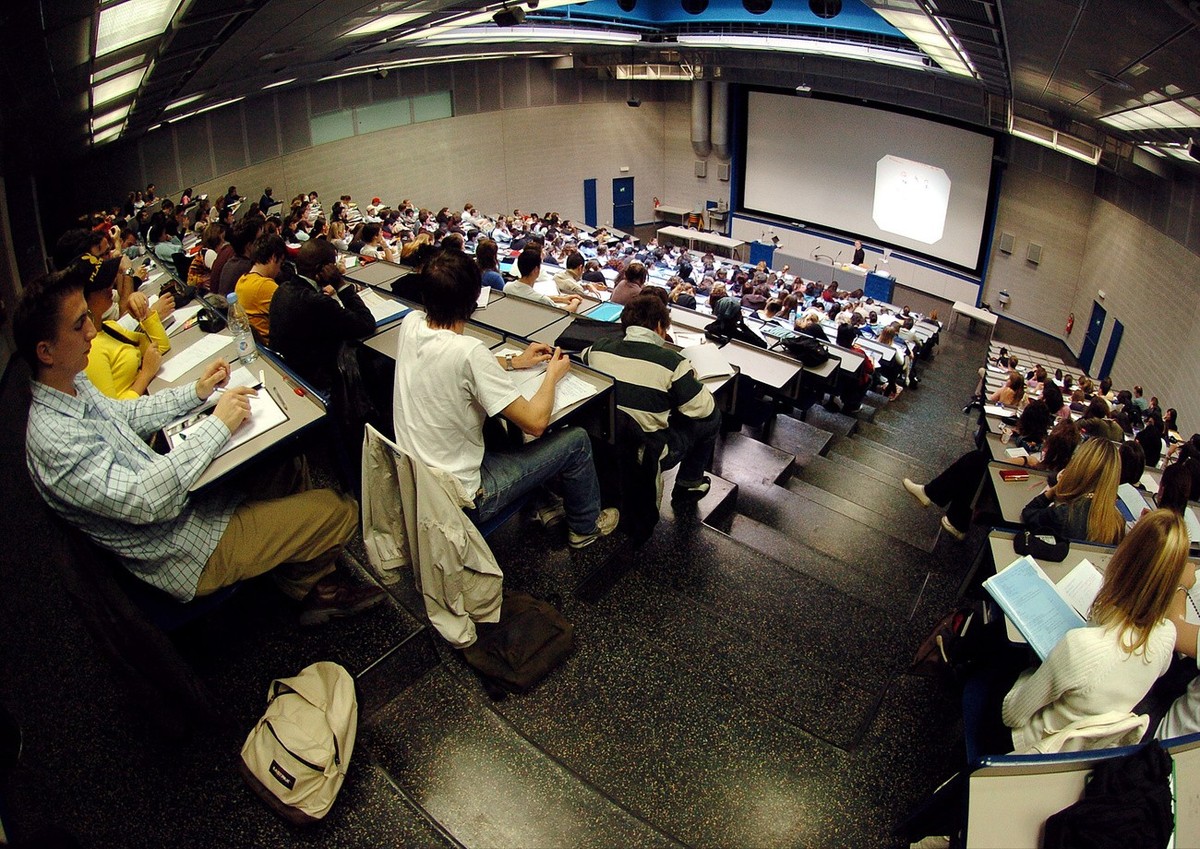 Vues d'un auditoire et de ces etudiants qui ecoutent et ecrivent lors d'un cours dans un auditoire de 400 places de l'UNI Mail Universite de Geneve ce jeudi 18 mars 2004. (KEYSTONE/Mart ...