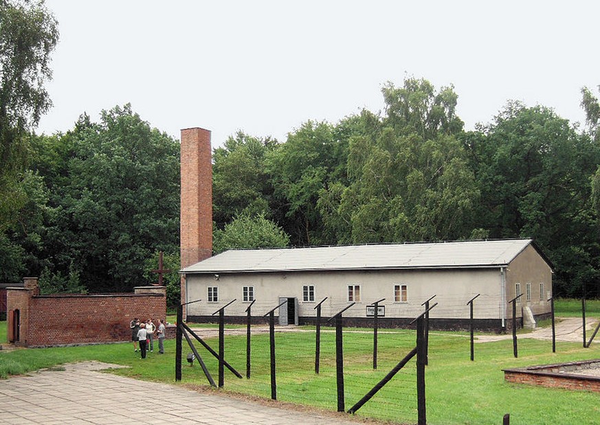 KZ Stutthof: Gaskammer (Gebäude links), Krematorium (rechts). (Bild: wikipedia)