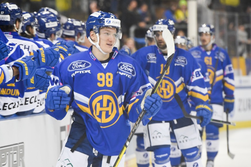 Davos&#039; Benjamin Baumgartner bejubelt seinen Treffer zum 2-2 im Swiss Ice Hockey Cup 1/4 Finalspiel zwischen dem HC Davos und dem SC Bern, am Dienstag, 26. November 2019, im Eisstadion in Davos. ( ...